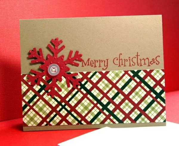 Weihnachtskarten basteln in Rot und Grün rote Schneeflöckchen mit Knopf fixiert