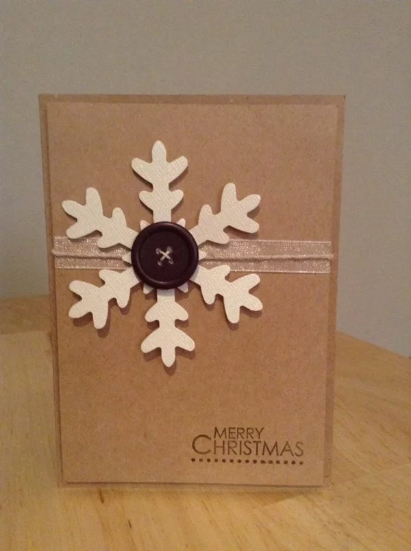 DIY Weihnachtskarten selber basteln Schneeflöckchen aus Styropor und mit Knopf