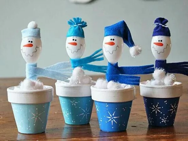 Weihnachtsbasteln mit Kindern DIY Idee kleine Schneemännchen in weiß und blau 