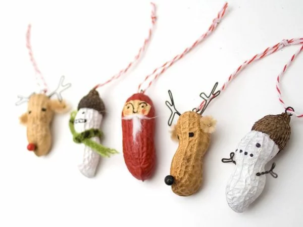 Weihnachtsbasteln mit kindern Weihnachtsdeko kleine Anhänger aus Erdnussschalen 