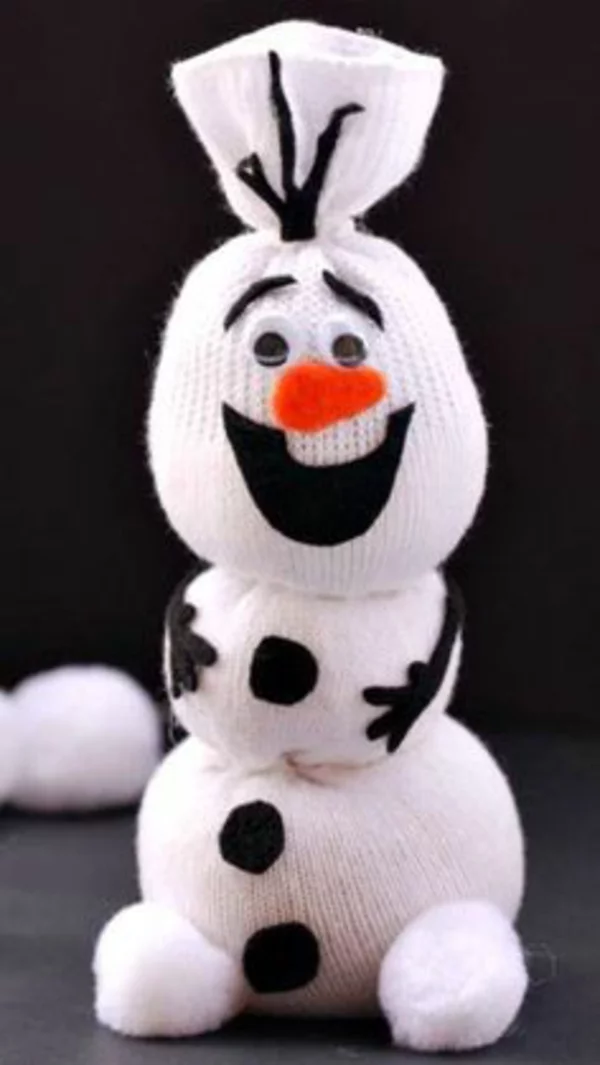 Bastelideen zu Weihnachten mit Kindern Schneemann Olaf aus alten Socken machen 