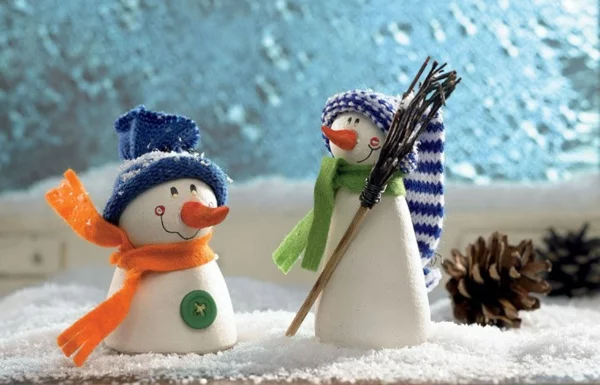 Weihnachtsbasteln mit Kindern zwei Schneemännchen selber basteln niedliche Deko 