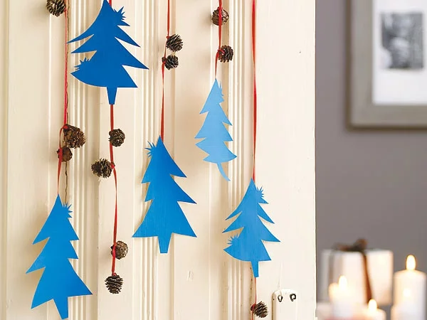 Weihnachtsdeko zum Aufhängen mit Kindern blaue Tannen aus Papier erstellen