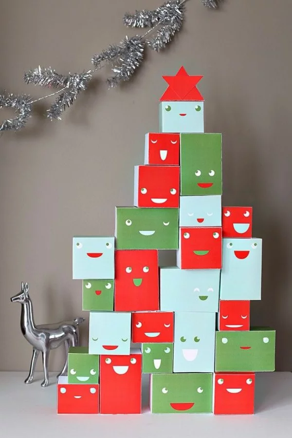 Weihnachtsbasteln mit Kindern Weihnachtsgeschenke verpacken in Form von Tanne ordnen