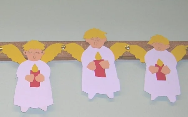 Weihnachtsbasteln mit Kindern Weihnachtskette Engelchen basteln aus Papier
