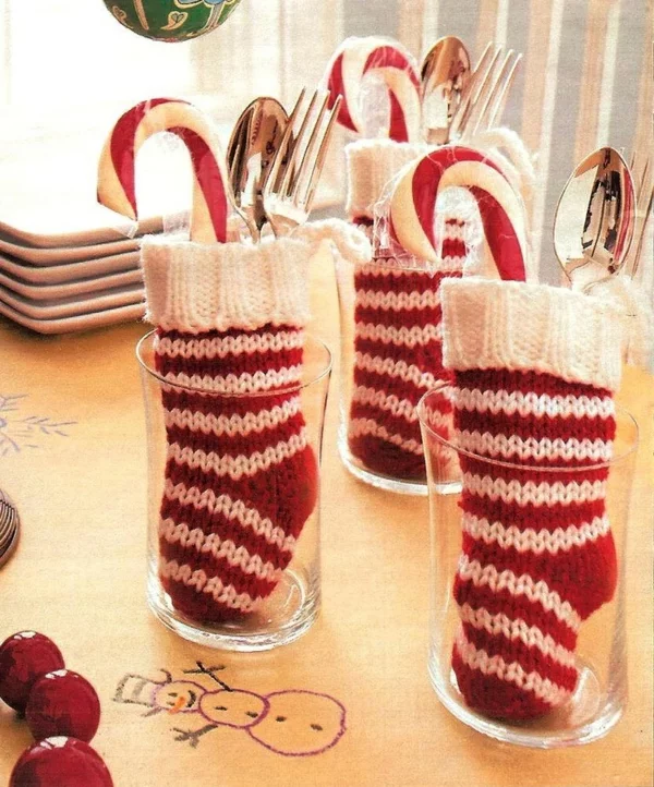 Weihnachtsbasteln mit Kindern Tischdeko Gläser mit Ideen Gläser mit Zuckerstangen Socken rot weiß