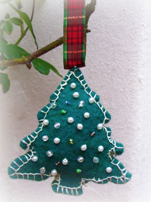 weihnachtsbaumschmuck basteln selber machen filz perlen