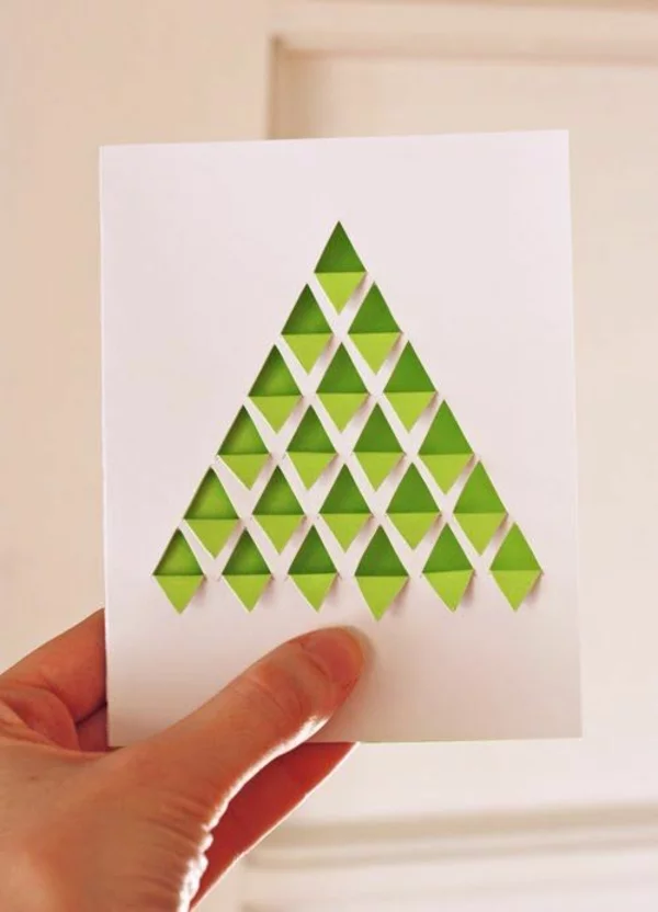 Weinfache Bastelidee Tannenbaum aus geometrischen grünen Elementen Weihnachtskarten basteln