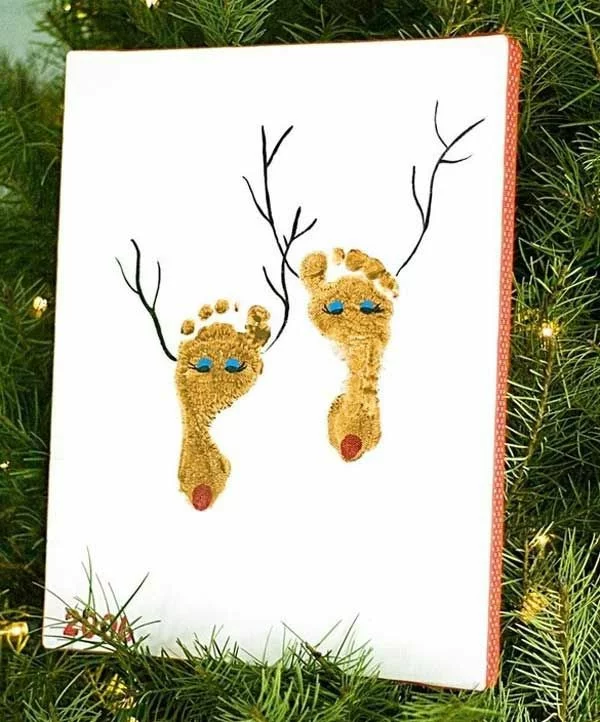 lustige Idee Weihnachtskarten basteln Abdruck von Kinderfüßen als Hirsche dekoriert
