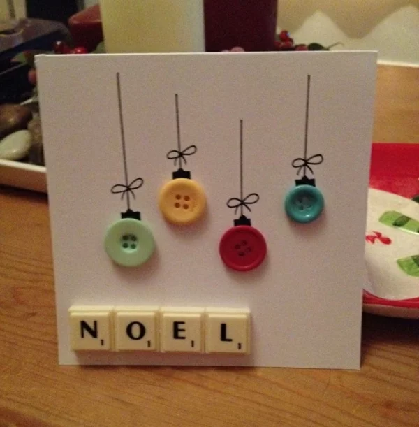 Weihnachtskarten mit bunten Knöpfen und Scrubble Buchstaben gestalten