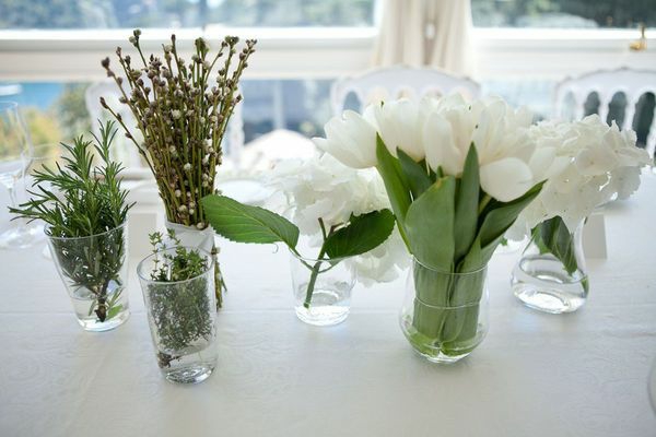 weiße blumen arrangieren tischdeko ideen mit tulpen in glas