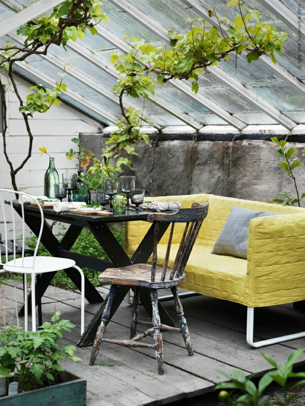 wintergarten terrasse einrichten terrassenüberdachung glas sofa holzmöbel