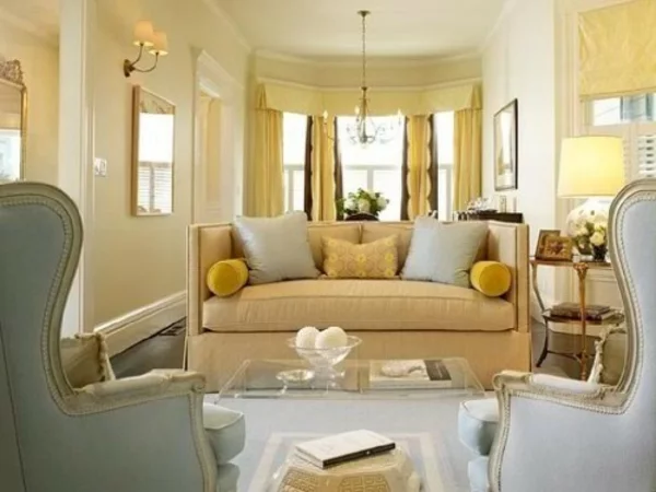 gemütliches Wohnzimmer helle Farbgestaltung Wandfarbe eierschalenfarben Farbpalette gelb und grau kombinieren
