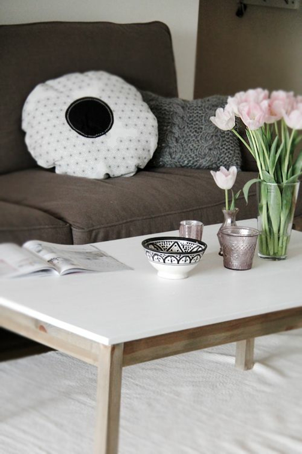 wohnzimmer gestalten möbel couchtisch holz deko ideen mit tulpen