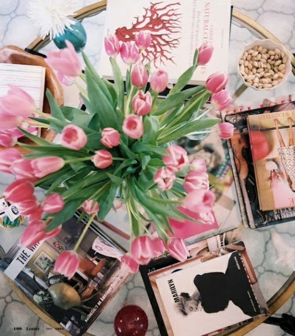 wohnzimmer gestalten möbel couchtisch rund vase mit tulpen