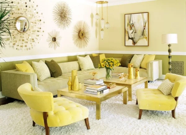 modernes Wohnzimmer Wandfarbe eierschalenfarben Farbpalette gelb grün bequeme Sitzmöbel schöne Wanddeko 
