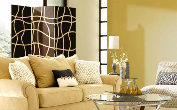 modernes Wohnzimmer wandfarbe eierschalenfarben farbpalette gelb elegante Möbel Trennwand 