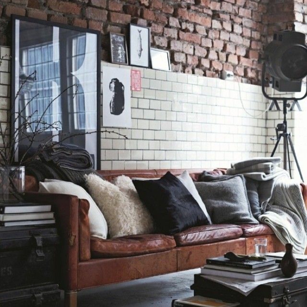 ziegelwand wohnzimmer rustikale möbel ledersofa