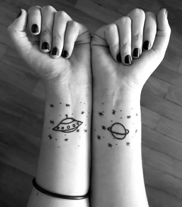 Kosmos Tattoo Vorlagen-& Motiv simpel am handgelenk