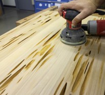 Gartentisch selbst bauen – DIY Holztisch aus Baumharz und Leuchtpulver