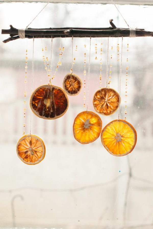 Weihnachtsschmuck basteln orangenschalen girlanden fensterdeko