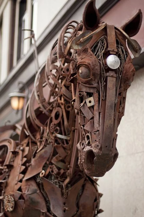 altmetall skulptur pferd