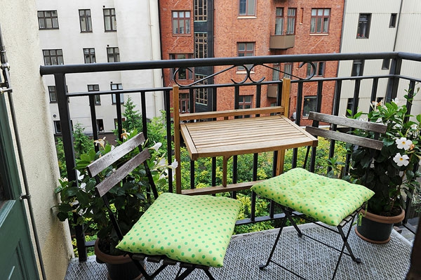 balkon gestaltung ideen klappstühle tisch