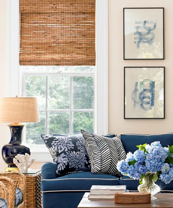 bambusrollo eng aufgerollt marineblaue couch