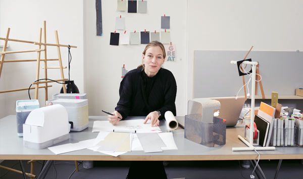 dänisches design möbel cecilie manz designer am arbeitsplatz