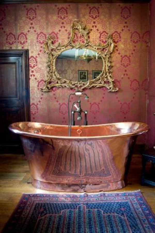 frei stehende badewanne kupferglänzend vintage