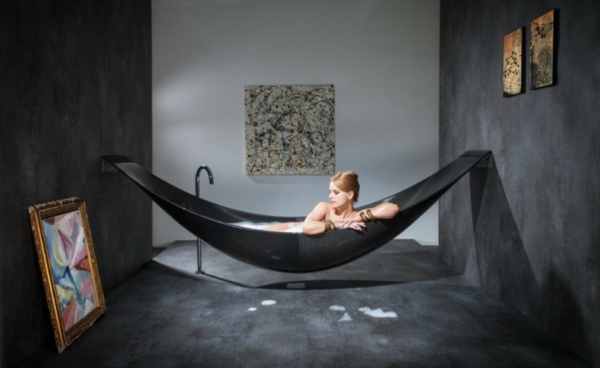 frei stehende badewanne schwarz modern hängematte