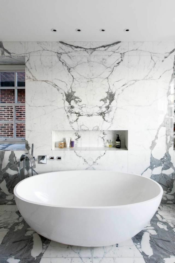 freistehende badewanne weiß rund marmorwände