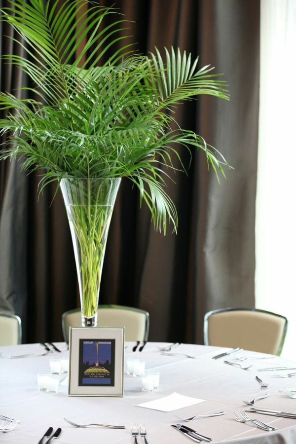 kentia-palme glasvase tisch