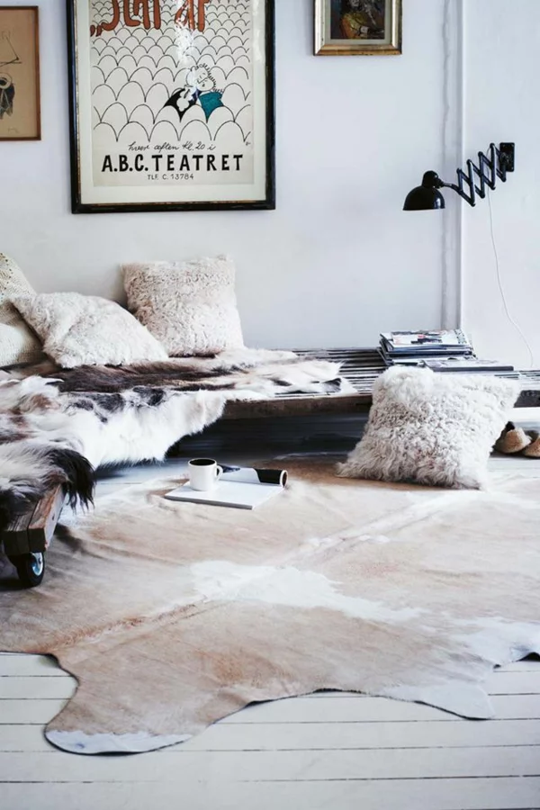 kuhfell teppich verlegen braun weiß entspannungsecke gestalten