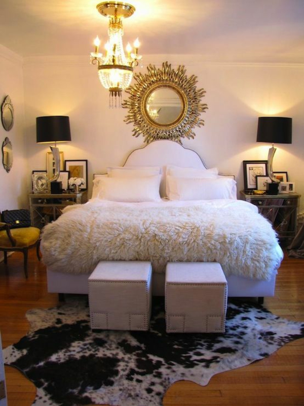 kuhfellteppich verlegen braun weiß im schlafzimmer bettvorleger