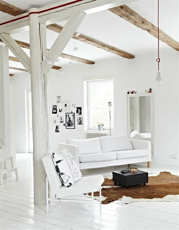 kuhfellteppich verlegen braun weiß wohnzimmermöbel holz ledersofa