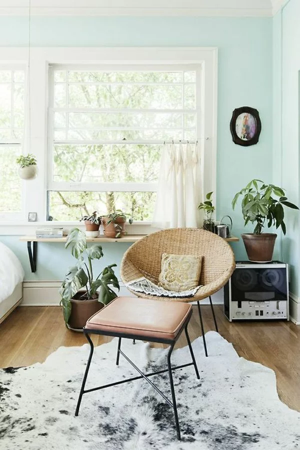 kuhfellteppich verlegen braun weiß wohnzimmermöbel retro design