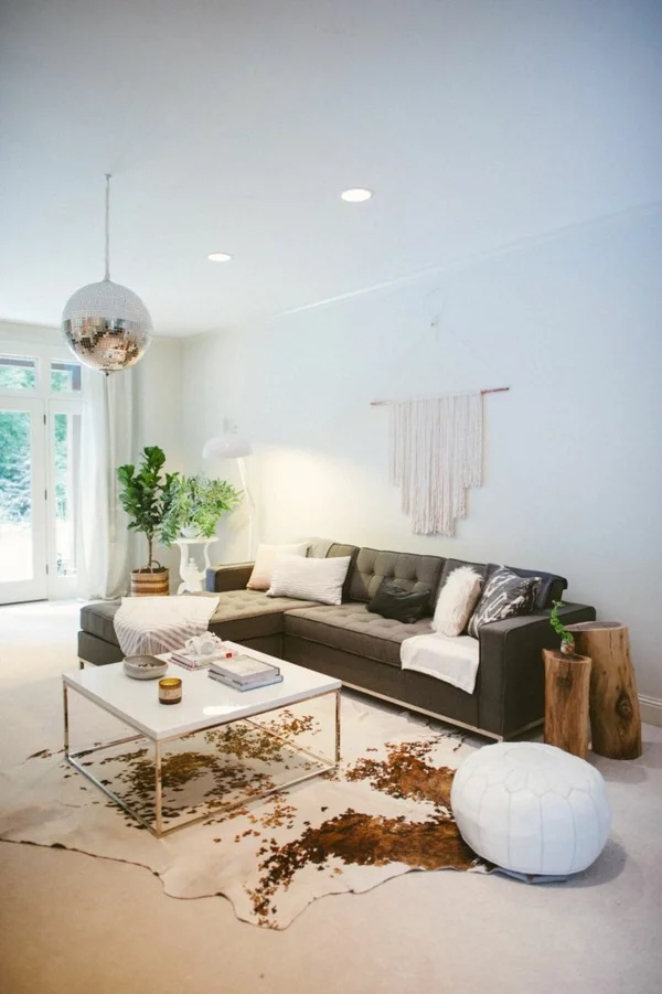 kuhfell teppich verlegen braun weiß wohnzimmermöbel sofa couchtisch