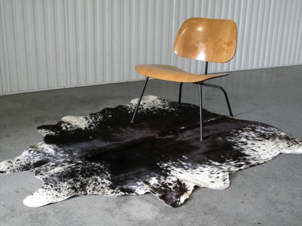 kuhfell teppich verlegen schwarz weiß stuhl