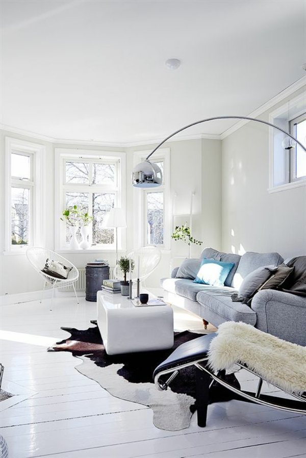kuhfell teppich verlegen schwarz weiß wohnzimmermöbel stehlampe