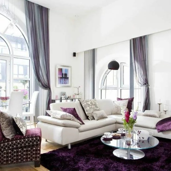 luxus lufitges ambiente wohnzimmer purpurrot fellteppich