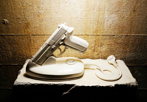 moderne kunst benjamin nordsmark art projekt bügel pistolle
