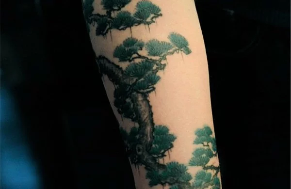 Asiatischer Wald als Oberarm Tattoo Idee 