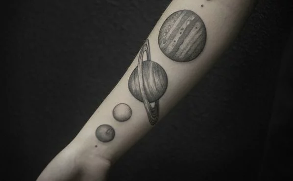Tattoo Ideen für den Oberarm Sonnensystem 