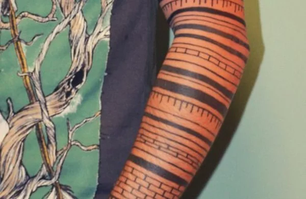 Oberarm und Unterarm Tattoo mit Linien 