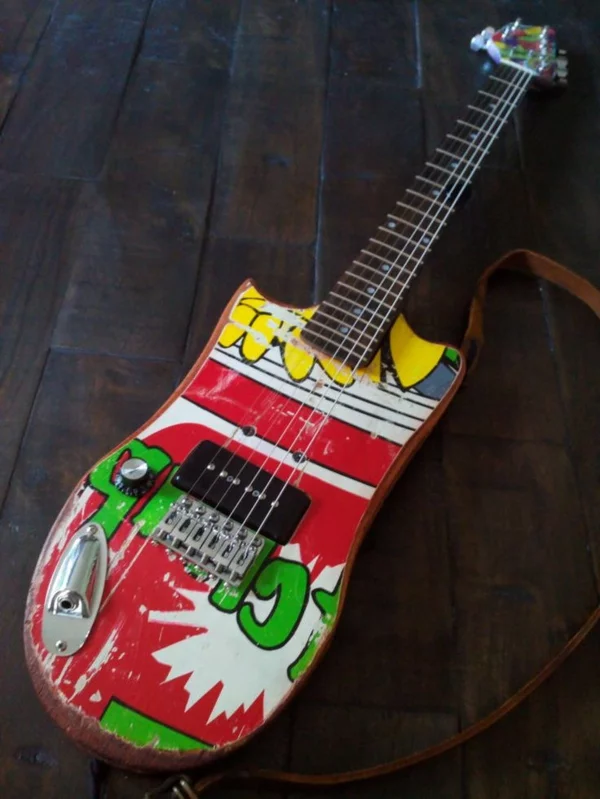 recycling art gitarre bunt skategitarre