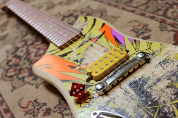 recycling art gitarre detail