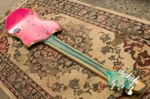 recycling art gitarre pink