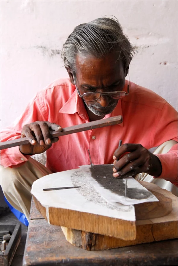 reise nach indien indienreise indische kultur schnitzerei handwerk