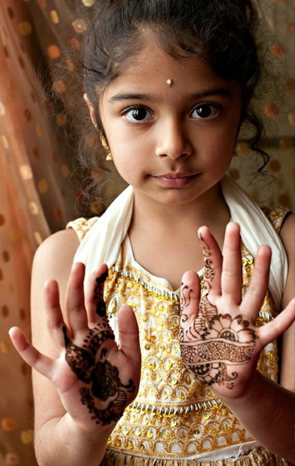 reisen nach indien kind henna tattoo